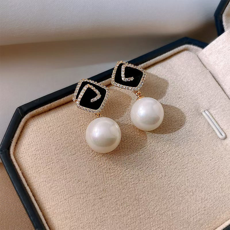 Charm Pearl Hangings