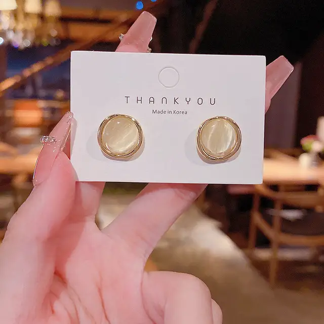 Whlte Pearl Glazed Studs