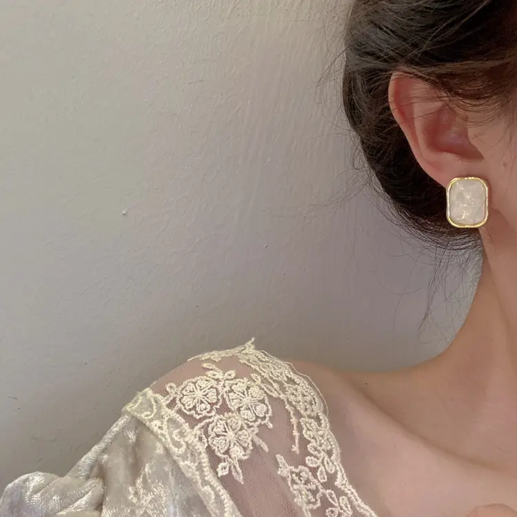 Whlte Pearl Glazed Studs