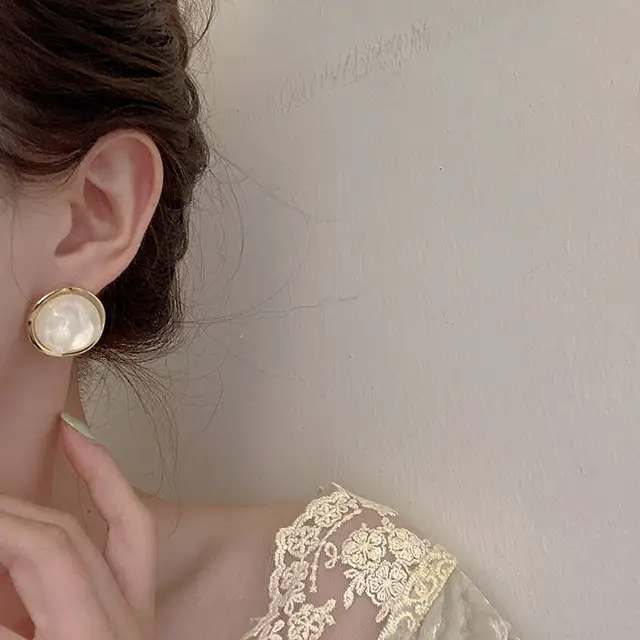 Whlte Pearl Glazed Studs