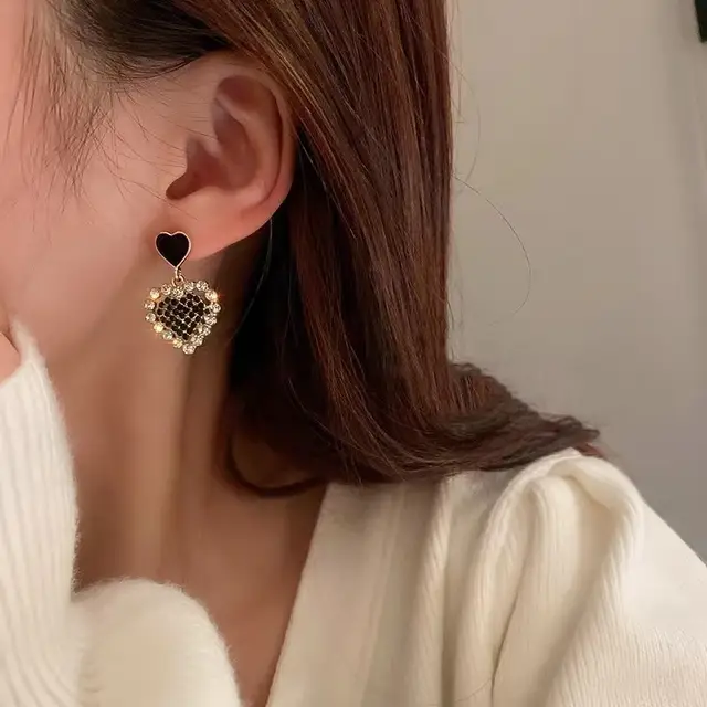 Elegant Heart-Pearl Earrings