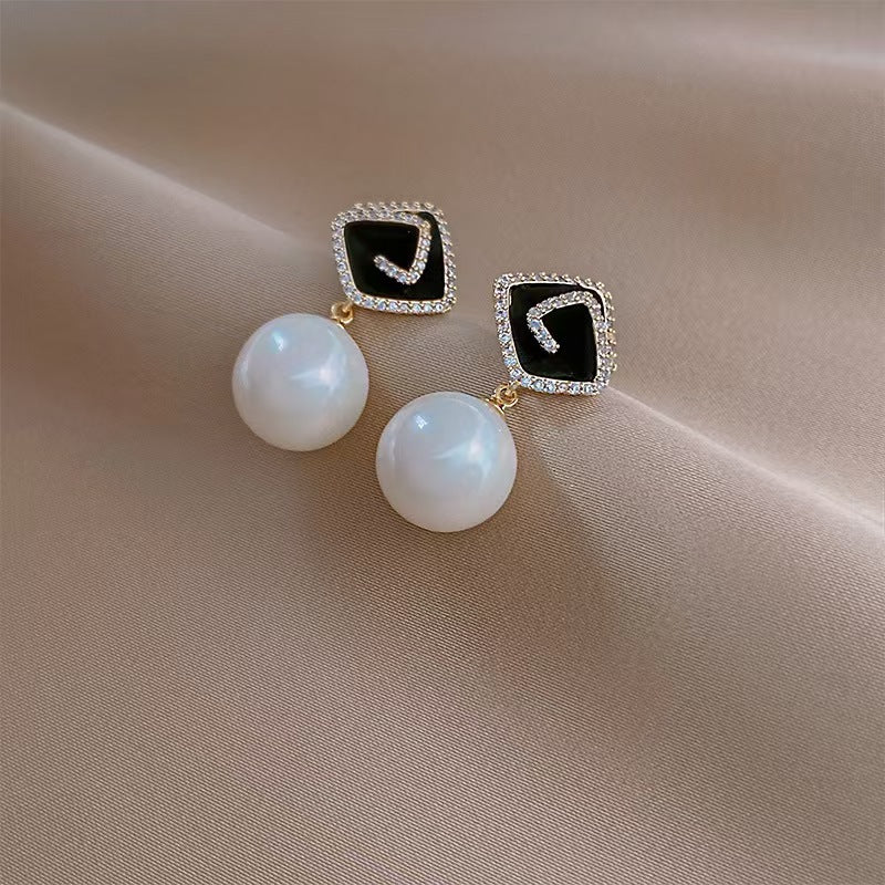 Charm Pearl Hangings