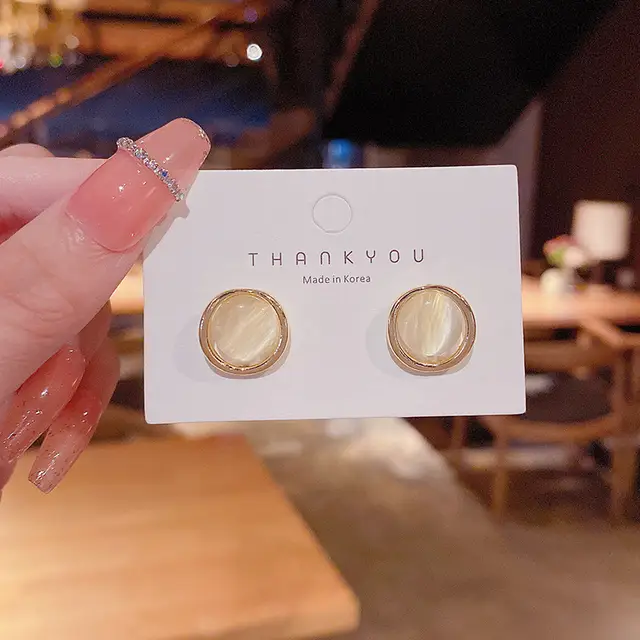 Whlte Pearl Glazed Studs