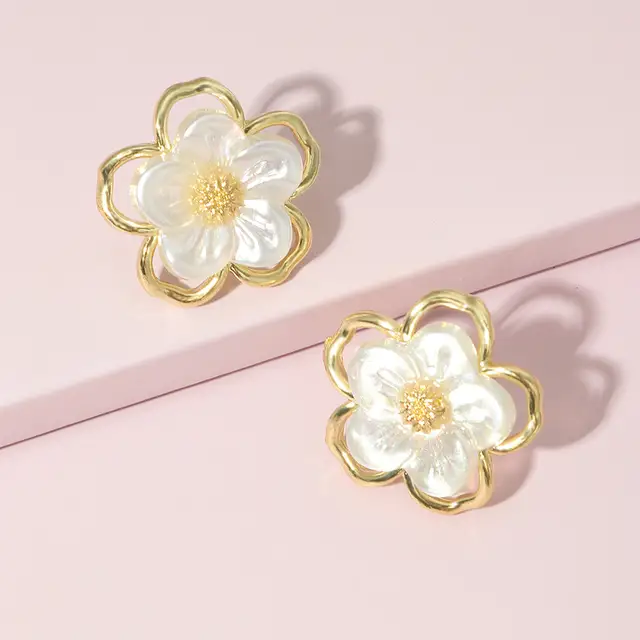 Florette Glow Studs