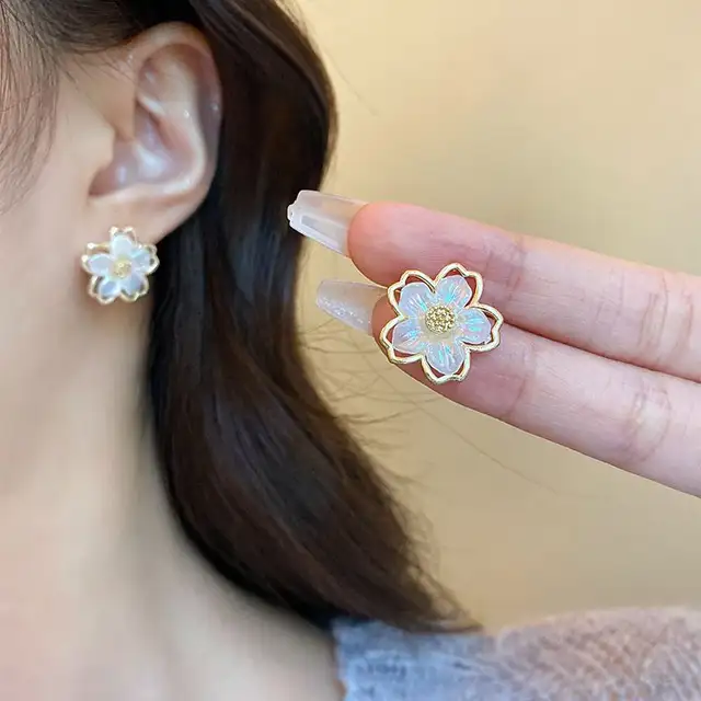 Florette Glow Studs