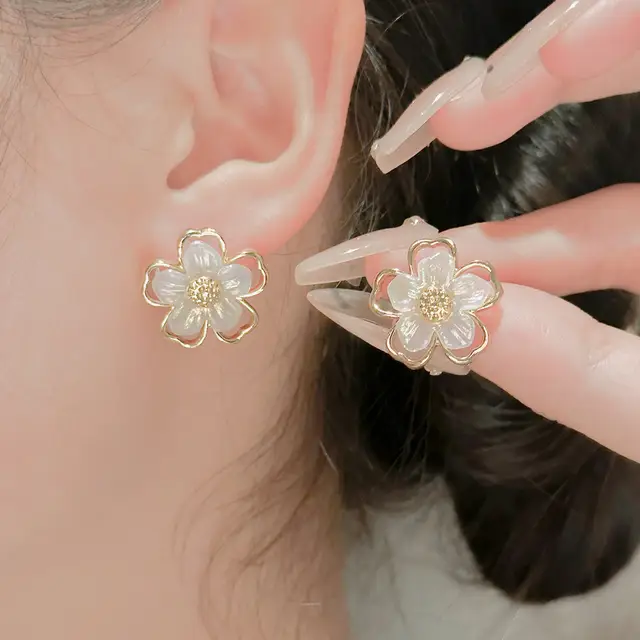 Florette Glow Studs