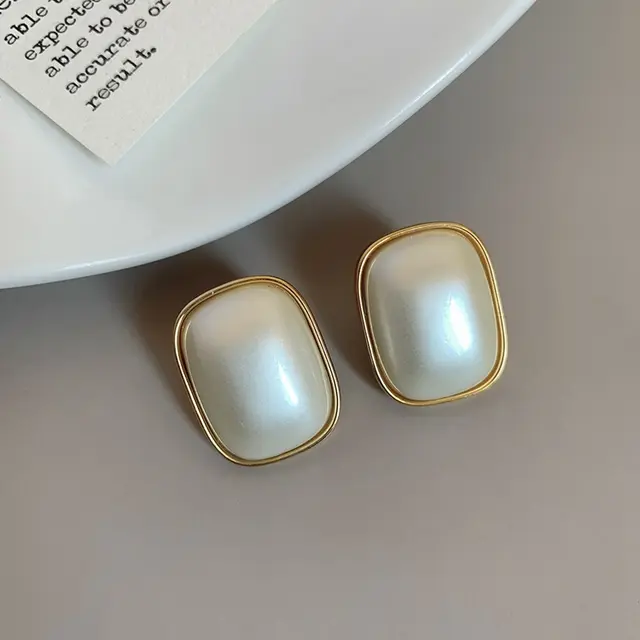 Pearl Flash Studs