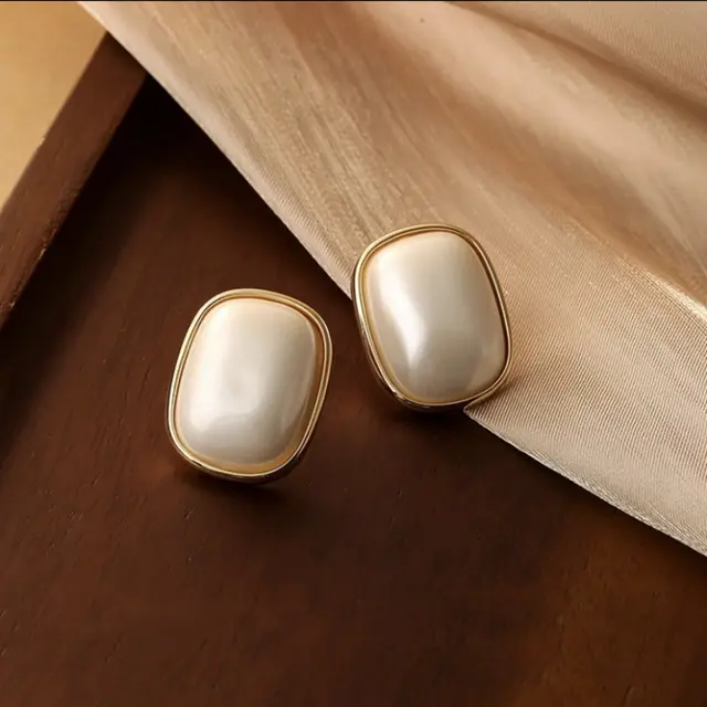 Pearl Flash Studs